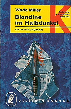 Blondine im Halbdunkel