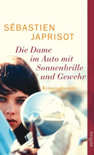 Porträt einer Dame im Auto mit Brille und Gewehr