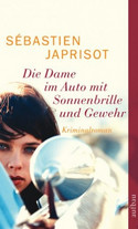 Porträt einer Dame im Auto mit Brille und Gewehr