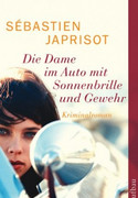Porträt einer Dame im Auto mit Brille und Gewehr